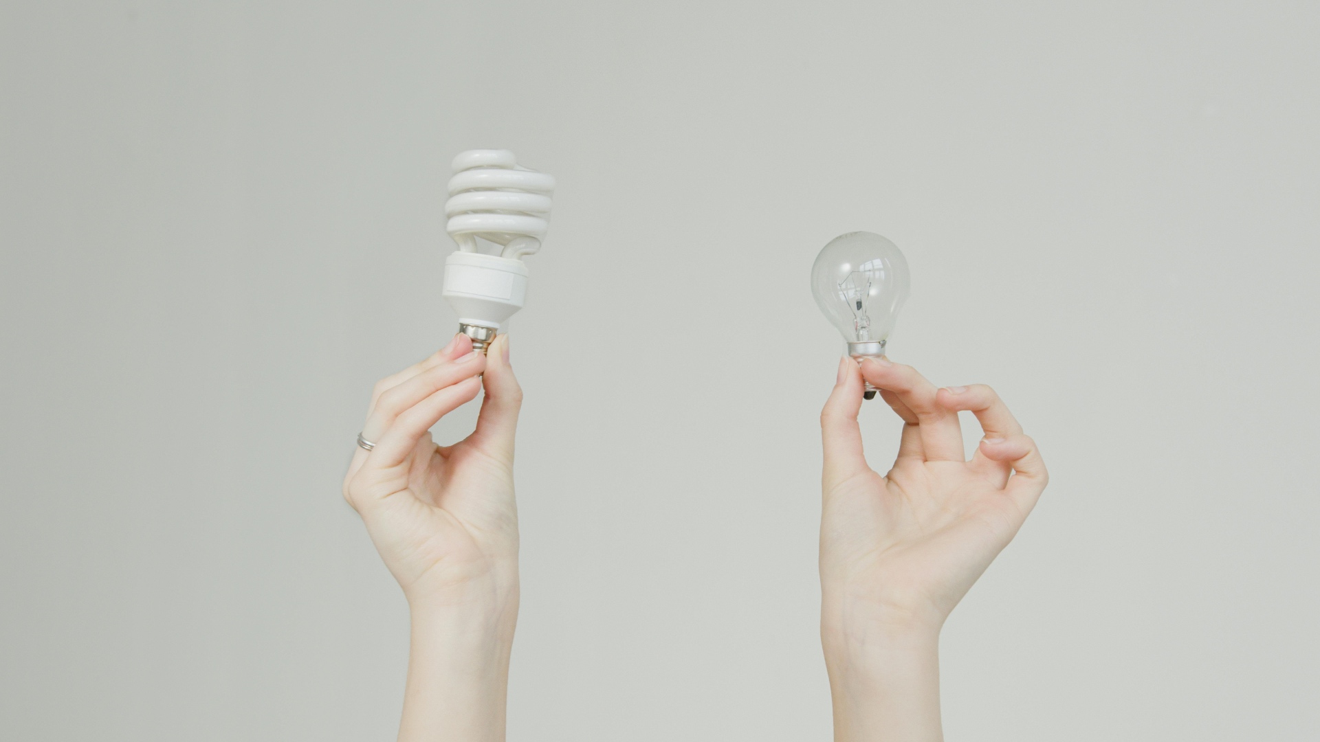 Energiesparlampe und klassische Glühbirne im Vergleich